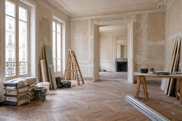 Illustration générée par IA : pièce lumineuse en cours de rénovation avec matériaux et outils